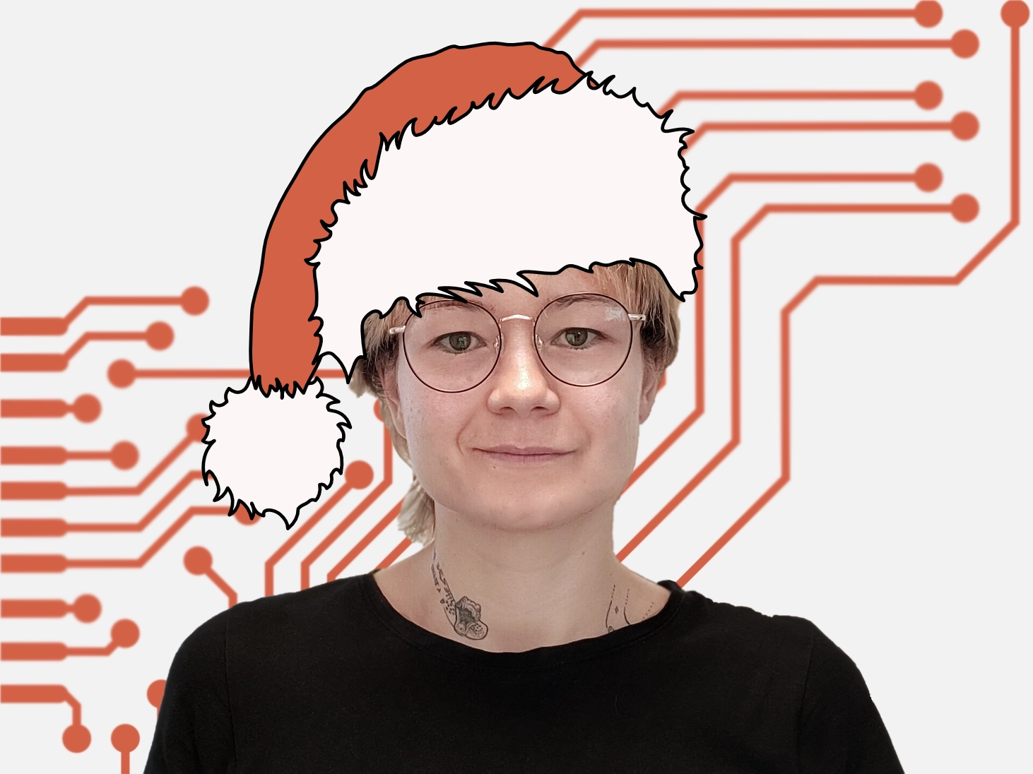 blonde Person mit Brille, lächelnd, schwarzes T-Shirt